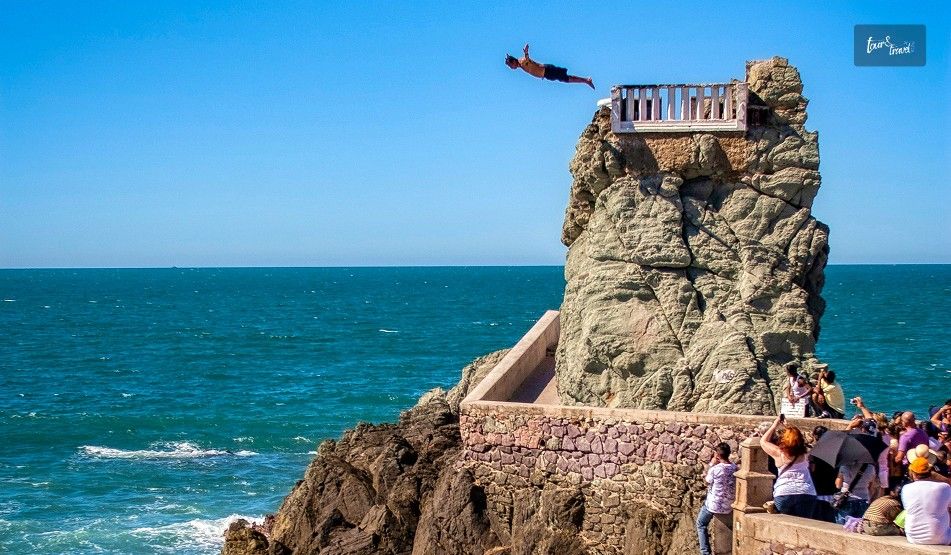 Cliff Divers At El Clavadista