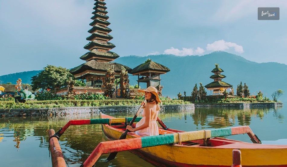 Praying At The Ulun Danu Beratan Water Temple