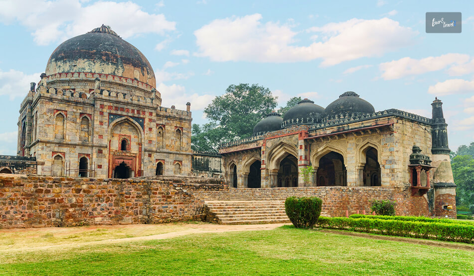 Bada Gumbad Or Bara Gumbad To The South