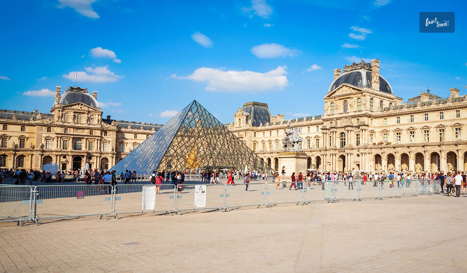 What Are The Famous Sculptures At The Louvre Museum
