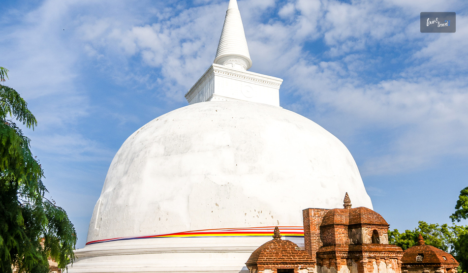 Kiri Vehera, Polonnaruwa: Walking Around Sri Lanka’s Best-Preserved Milk Stupa