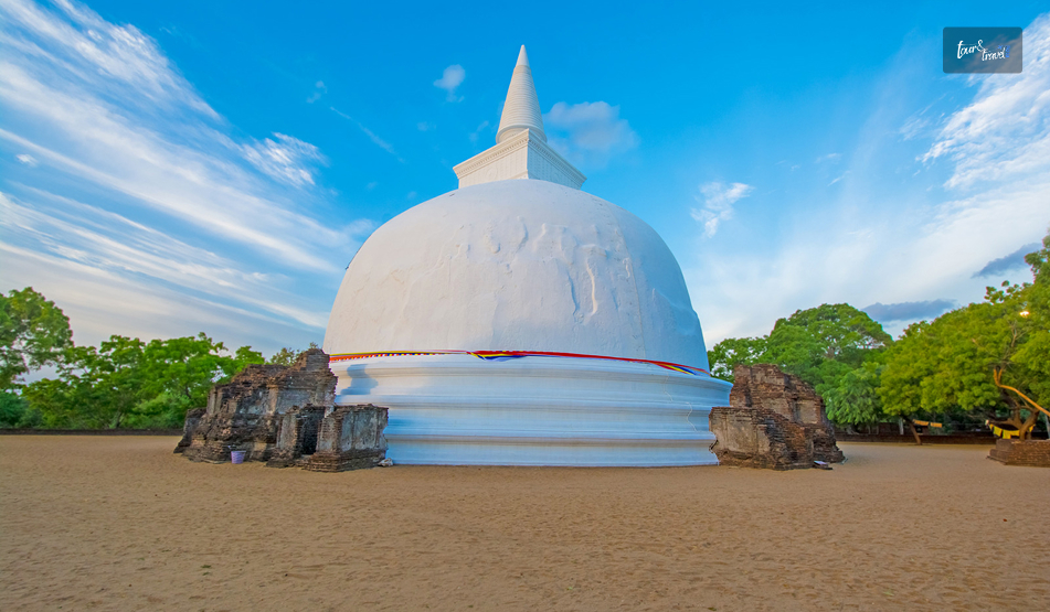 Kiri Vehera, Polonnaruwa: Walking Around Sri Lanka’s Best-Preserved Milk Stupa